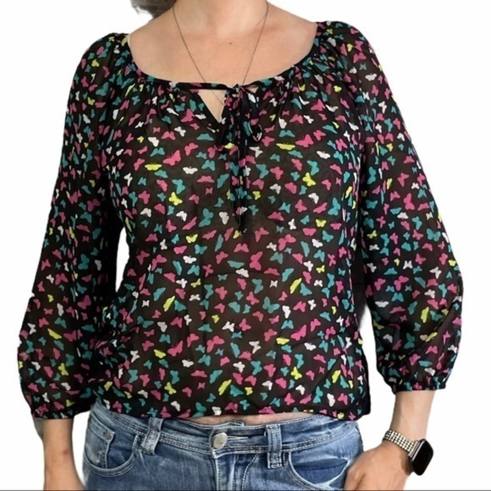 NO BOUNDARIES Butterfly Shear Blouse M